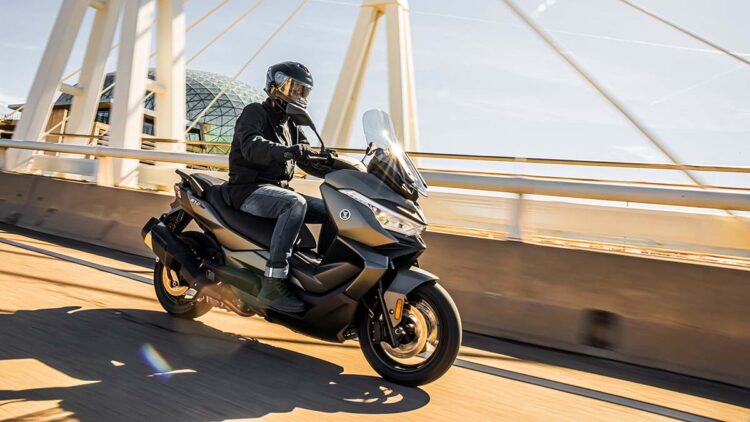 Voge SR4 Radar com tecnologia de deteção de obstáculos no ângulo morto