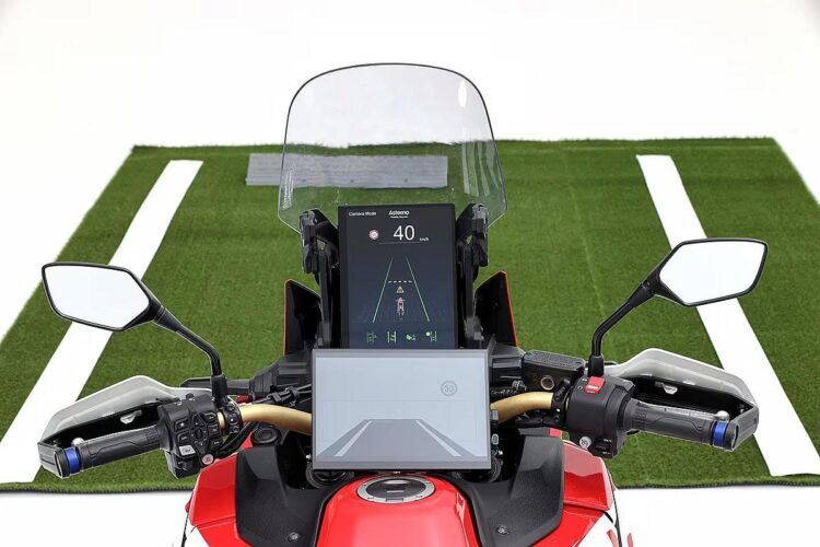 Honda Africa Twin com sistema de assistência à condução com 2 câmaras?