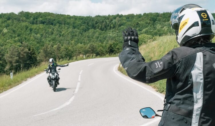 Saudação do motociclista: origem e história deste símbolo