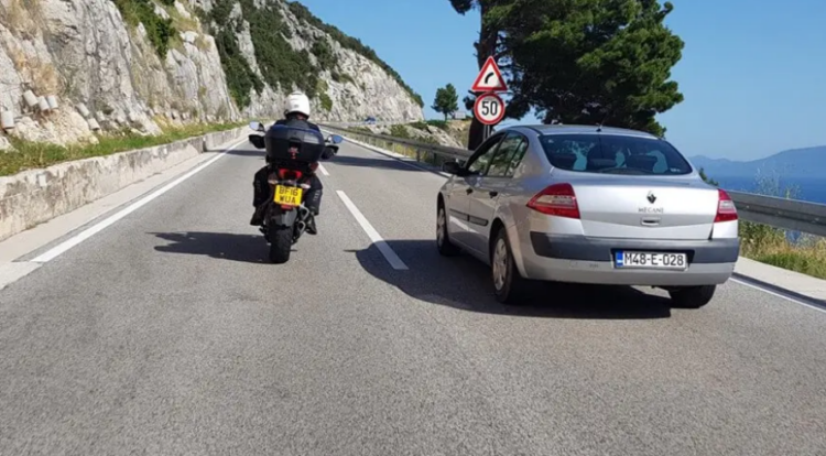 Ultrapassar carros sem cometer riscos