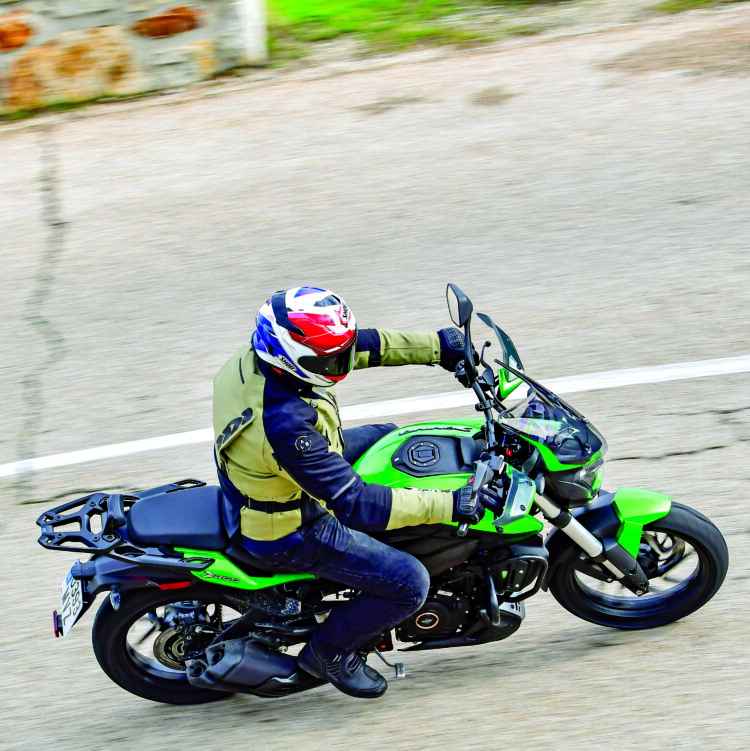 Bajaj Dominar 400 | Canivete suiço | Contacto