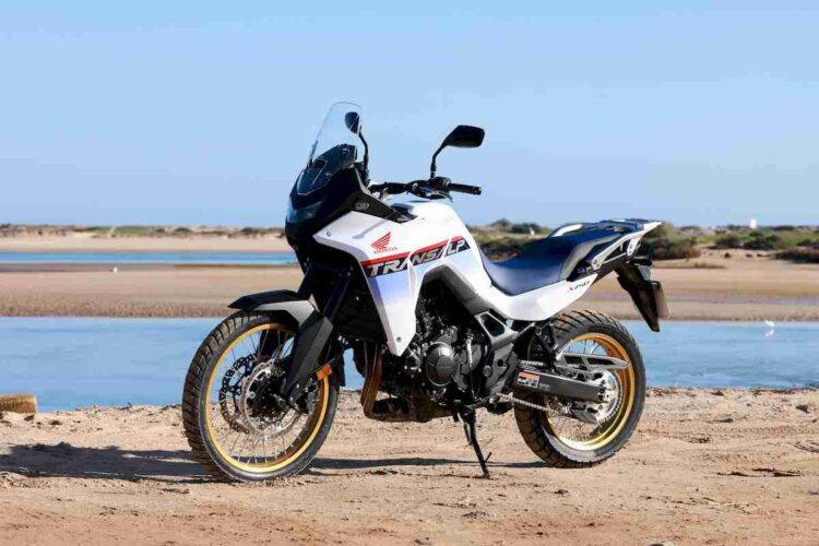 Honda XL750 Transalp | Mais próxima da rainha-mãe | Contacto
