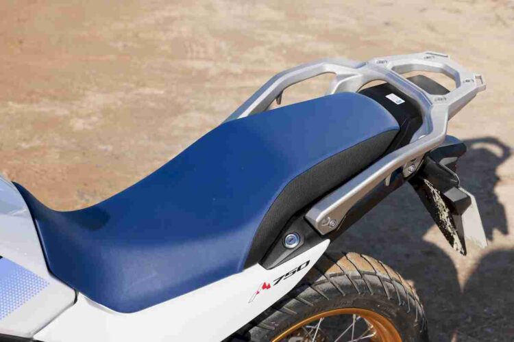 Honda XL750 Transalp | Mais próxima da rainha-mãe | Contacto