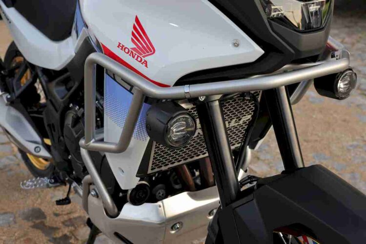 Honda XL750 Transalp | Mais próxima da rainha-mãe | Contacto