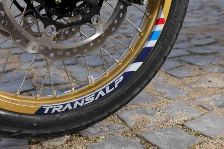 Honda XL750 Transalp | Mais próxima da rainha-mãe | Contacto