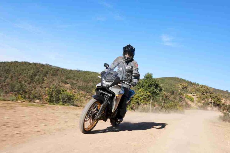 Honda XL750 Transalp | Mais próxima da rainha-mãe | Contacto