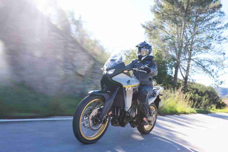 Honda XL750 Transalp | Mais próxima da rainha-mãe | Contacto