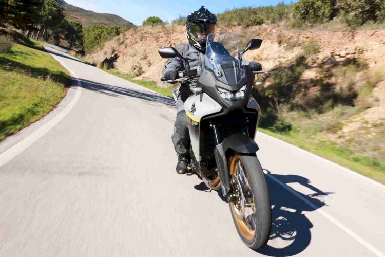 Honda XL750 Transalp | Mais próxima da rainha-mãe | Contacto