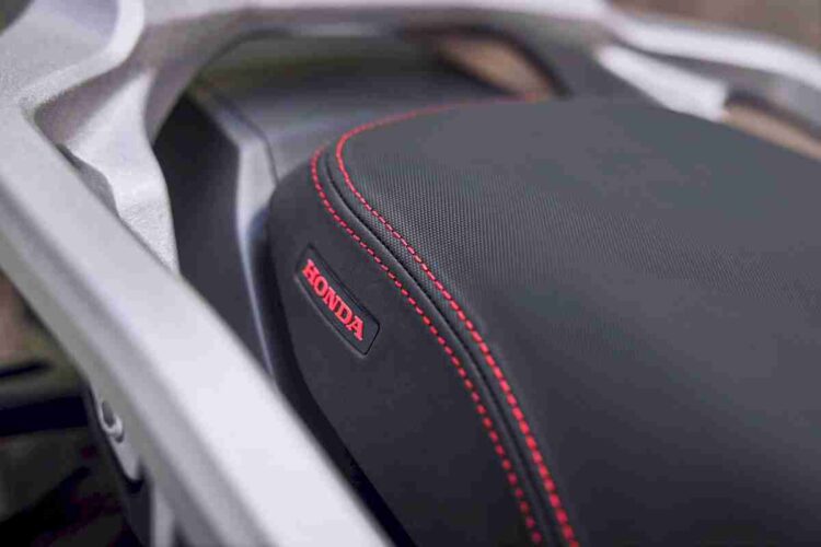 Honda XL750 Transalp | Mais próxima da rainha-mãe | Contacto