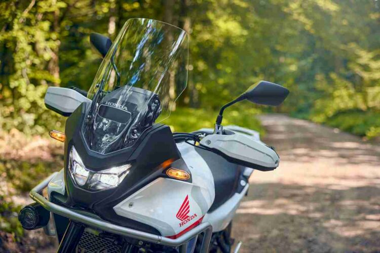 Honda XL750 Transalp | Mais próxima da rainha-mãe | Contacto