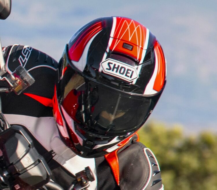 Num capacete, qual a viseira mais recomendada?