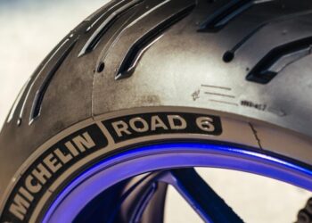 Qual deve ser a pressão dos pneus da moto?