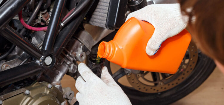 Como trocar o óleo da moto e quando o deve fazer