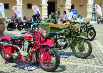 Celebração de motos históricas em toda a Itália