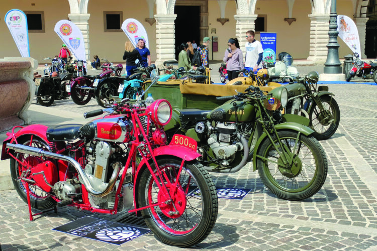 Celebração de motos históricas em toda a Itália