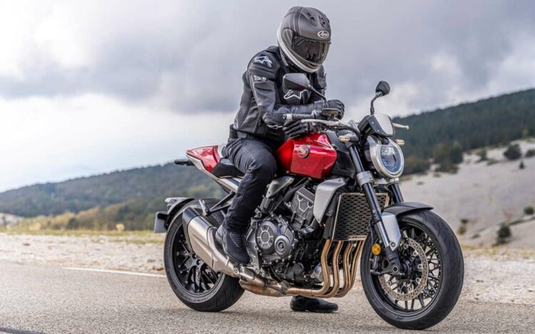 Equipamento básico para andar de moto