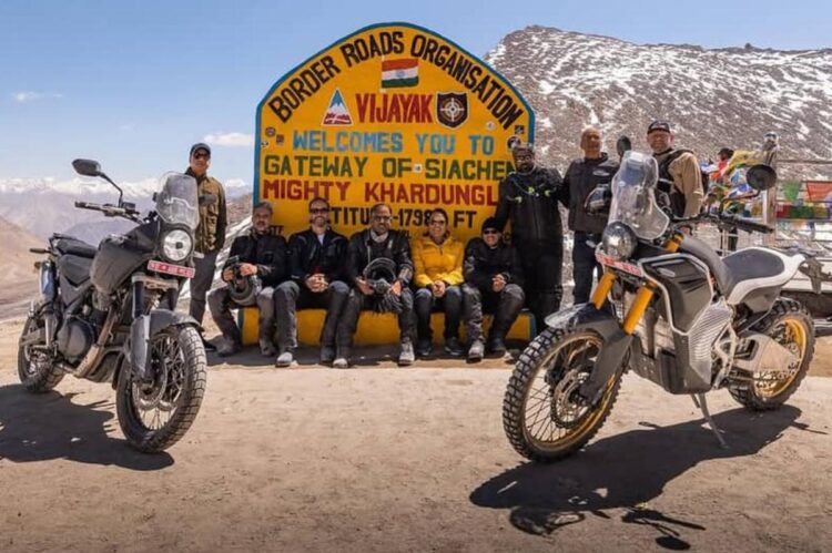 Royal Enfield prepara duas novas Himalayan: uma 750 e uma moto elétrica