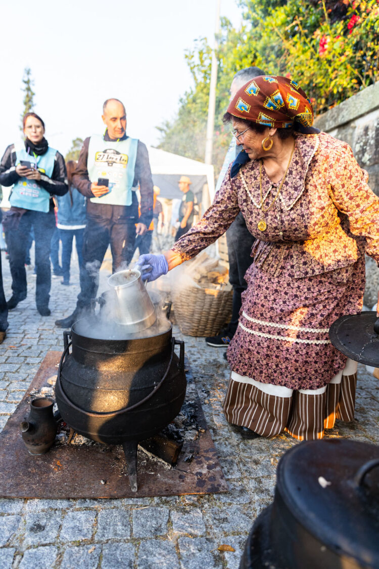 Portugal de Lés-a-Lés: Milhares rumam a Alcobaça na etapa inaugural