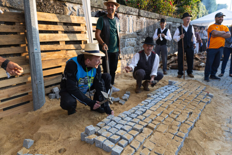 Portugal de Lés-a-Lés: Milhares rumam a Alcobaça na etapa inaugural