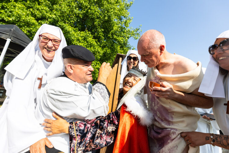 Portugal de Lés-a-Lés: Milhares rumam a Alcobaça na etapa inaugural