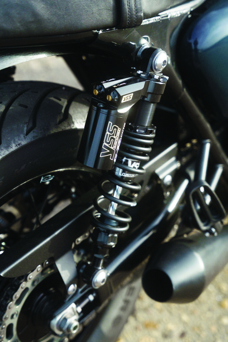 Triumph T120 Bonneville “Lisbon Bonnie Unik Edition” | Menina da cidade