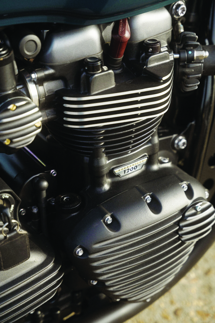 Triumph T120 Bonneville “Lisbon Bonnie Unik Edition” | Menina da cidade