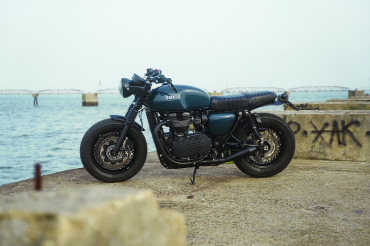 Triumph T120 Bonneville “Lisbon Bonnie Unik Edition” | Menina da cidade