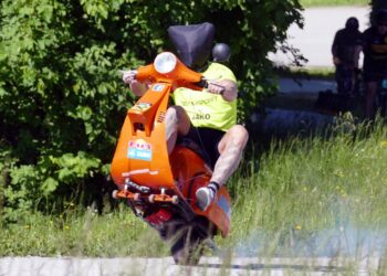 Schachermayr sobe montanha numa roda e de olhos vendados