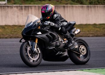 Shark Aeron: ADN de pista, emoção na estrada