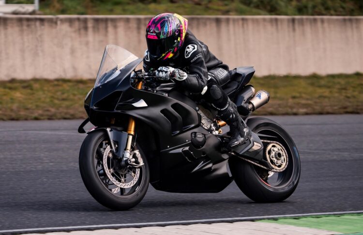 Shark Aeron: ADN de pista, emoção na estrada