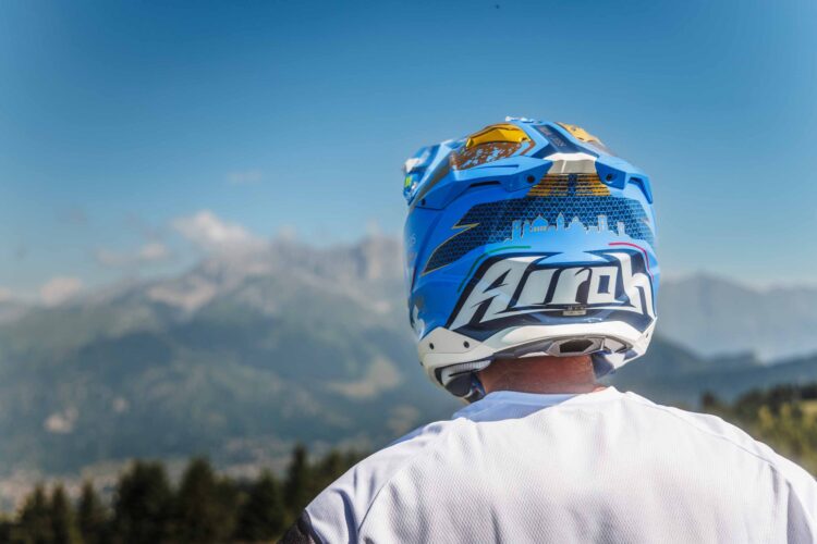 Airoh apresenta o novo AVIATOR III 6DAYS ITALIA 2025