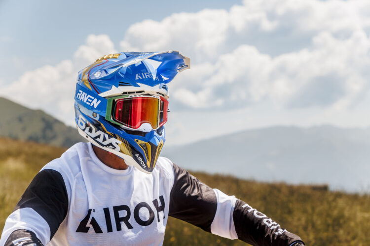 Airoh apresenta o novo AVIATOR III 6DAYS ITALIA 2025