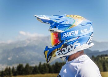 Airoh apresenta o novo AVIATOR III 6DAYS ITALIA 2025