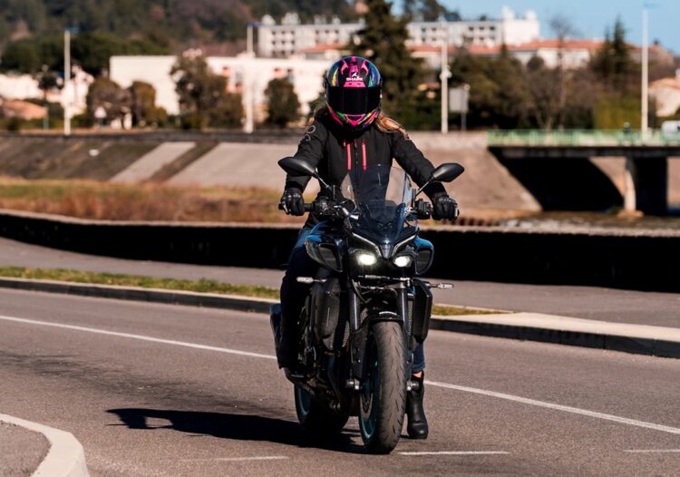 Shark Aeron: ADN de pista, emoção na estrada