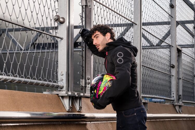 Shark Aeron: ADN de pista, emoção na estrada