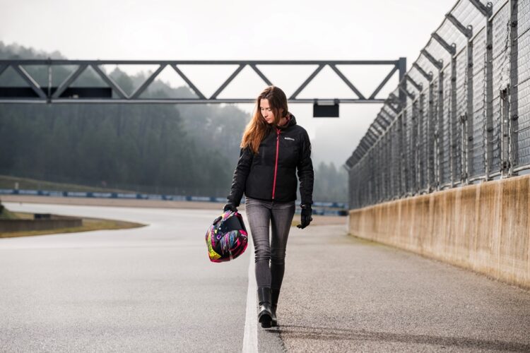 Shark Aeron: ADN de pista, emoção na estrada