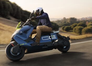 BMW CE 04 2026: Novas cores e mais equipamento para a scooter urbana da marca alemã