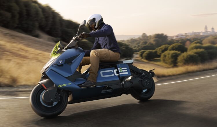 BMW CE 04 2026: Novas cores e mais equipamento para a scooter urbana da marca alemã