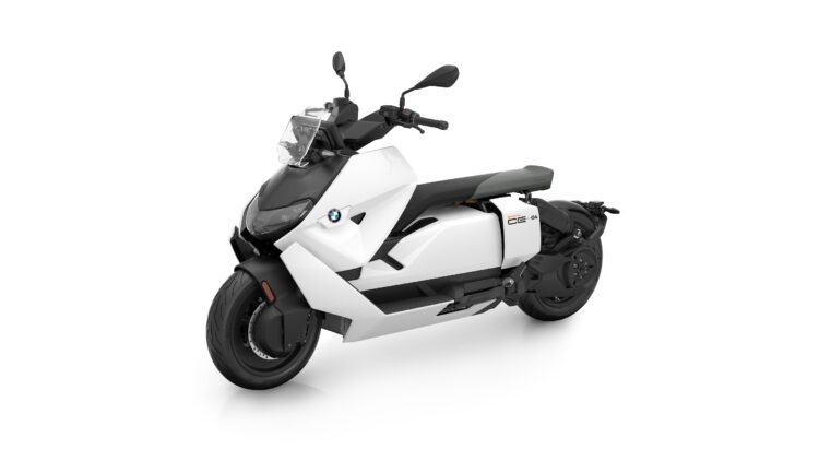 BMW CE 04 2026: Novas cores e mais equipamento para a scooter urbana da marca alemã