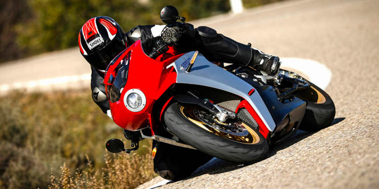 Como ‘desenhar’ curvas numa moto?