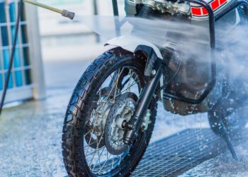 Como limpar uma moto passo a passo