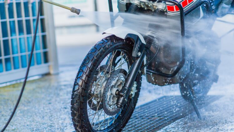 Como limpar uma moto passo a passo