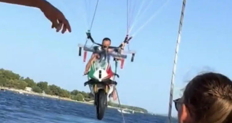 Excentricidades: Parasailing com uma Panigale V4 Tricolore