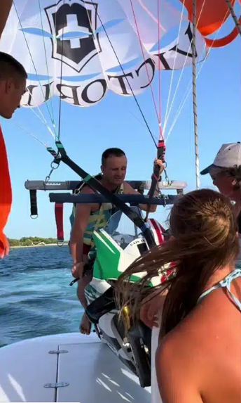 Excentricidades: Parasailing com uma Panigale V4 Tricolore