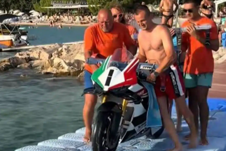 Excentricidades: Parasailing com uma Panigale V4 Tricolore