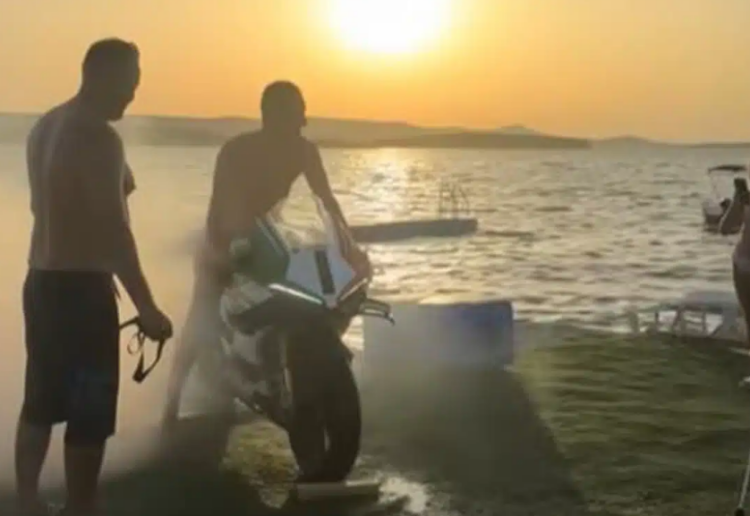 Excentricidades: Parasailing com uma Panigale V4 Tricolore