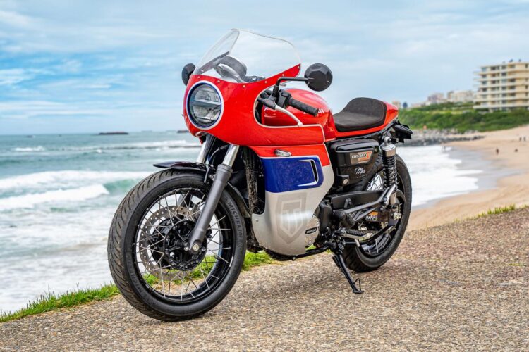Vamos levar a Mia ao triunfo no Honda Customs, vota já!