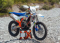 KTM revela gama EXC 6DAYS 2026 com novidades e tributo a Itália