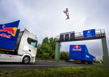 Luc Ackermann aterra backflip entre dois camiões em movimento