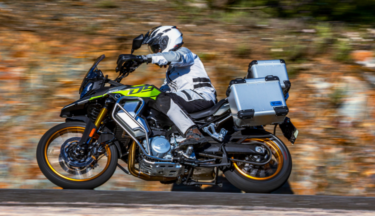 Acessórios essenciais para viajar de moto